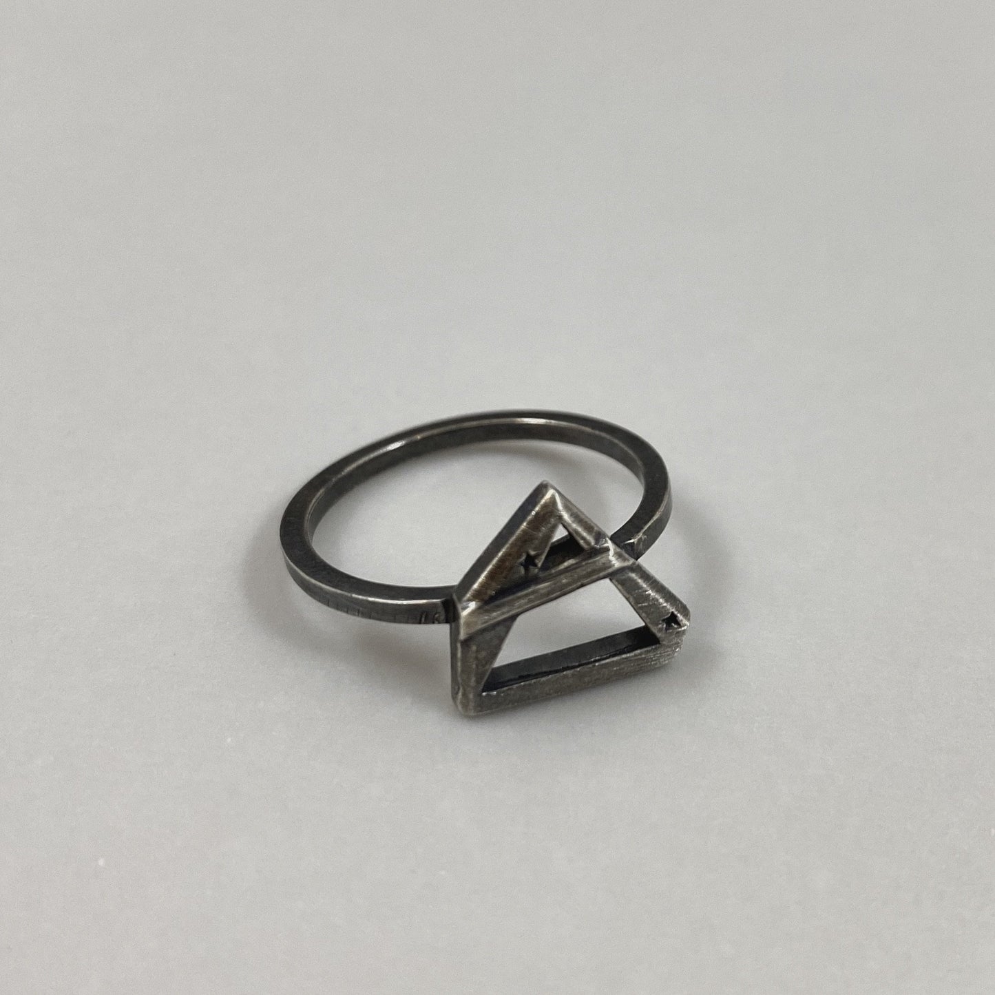 Anel em prata 925 polida (clara) ou oxidada (escura). Para outras medidas entre em contato. Embalagem em estojo de madeira. Esta é uma joia de prata 925 produzida com uma liga conhecida internacionalmente com STERLING SILVER – 925, o que significa que ela é constituída de 92,5% de prata pura, garantindo a qualidade do material utilizado.
