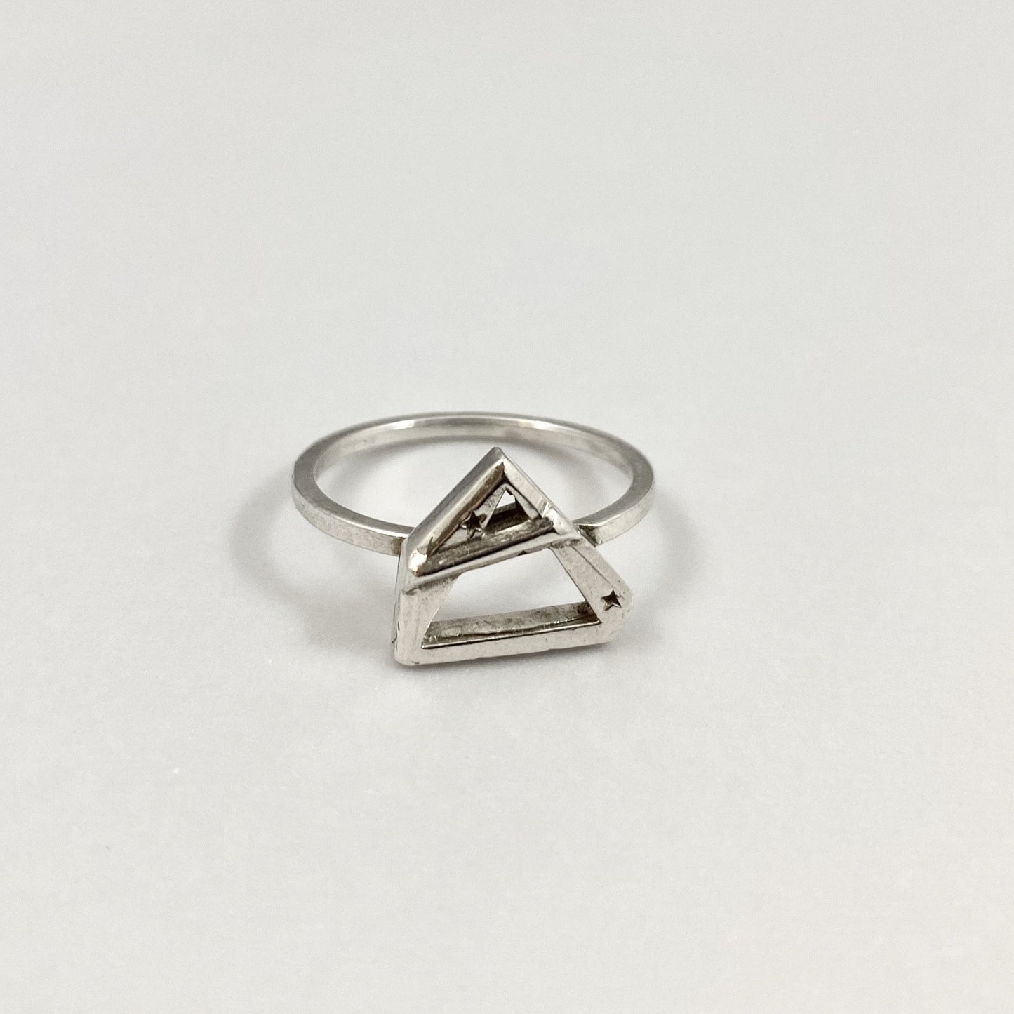 Anel em prata 925 polida (clara) ou oxidada (escura). Para outras medidas entre em contato. Embalagem em estojo de madeira. Esta é uma joia de prata 925 produzida com uma liga conhecida internacionalmente com STERLING SILVER – 925, o que significa que ela é constituída de 92,5% de prata pura, garantindo a qualidade do material utilizado.