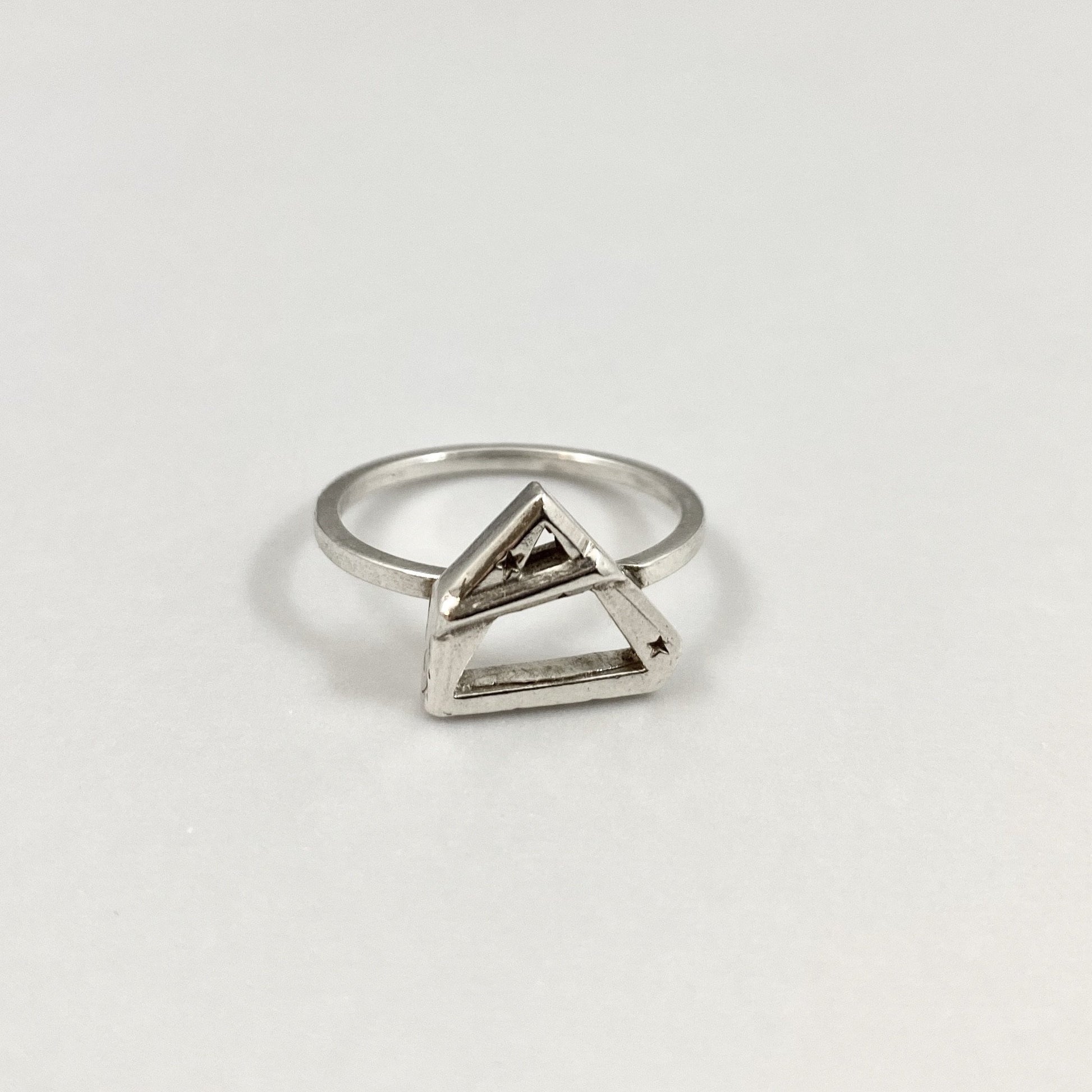 Anel em prata 925 polida (clara) ou oxidada (escura). Para outras medidas entre em contato. Embalagem em estojo de madeira. Esta é uma joia de prata 925 produzida com uma liga conhecida internacionalmente com STERLING SILVER – 925, o que significa que ela é constituída de 92,5% de prata pura, garantindo a qualidade do material utilizado.