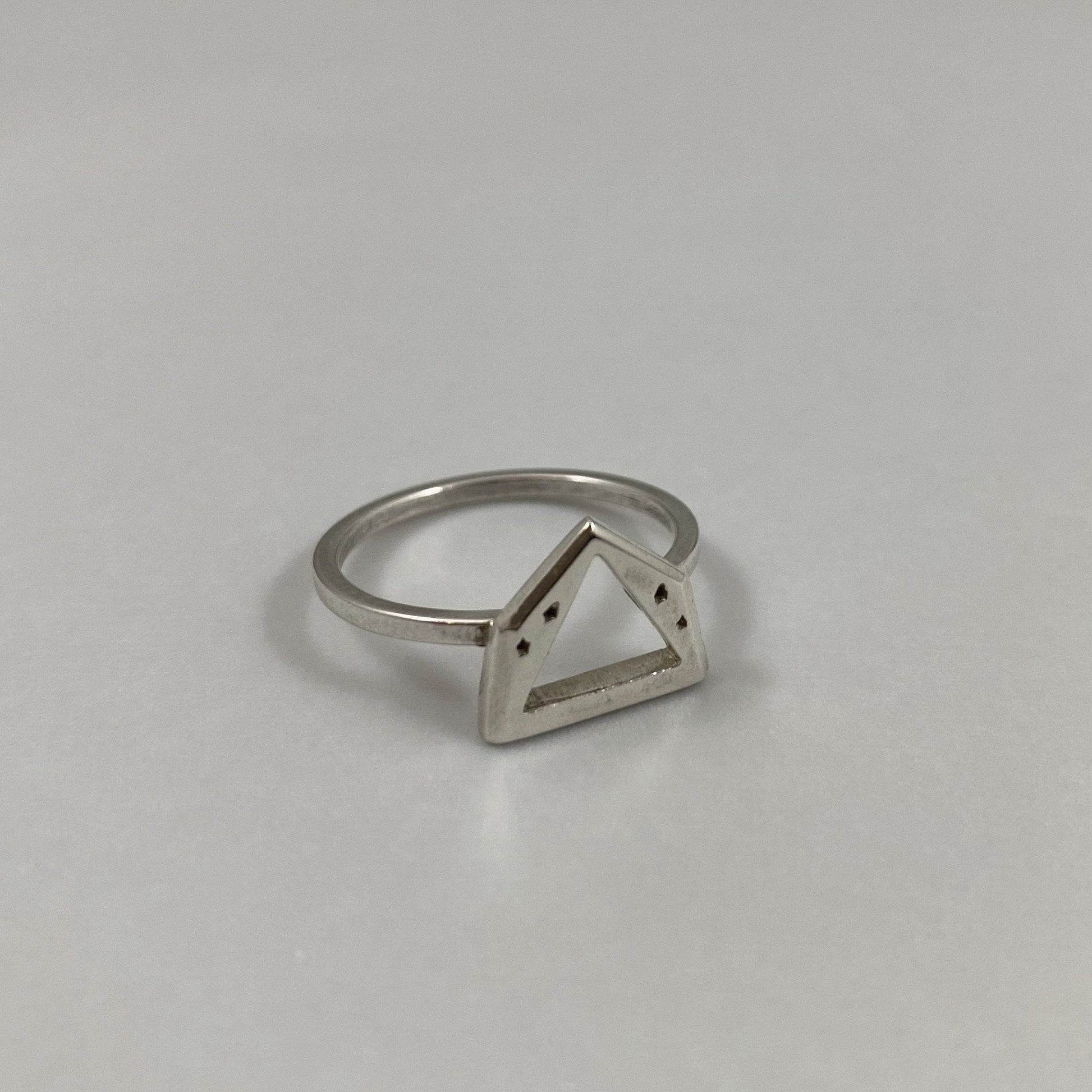 Anel em prata 925 polida (clara) ou oxidada (escura). Para outras medidas entre em contato. Embalagem em estojo de madeira. Esta é uma joia de prata 925 produzida com uma liga conhecida internacionalmente com STERLING SILVER – 925, o que significa que ela é constituída de 92,5% de prata pura, garantindo a qualidade do material utilizado.