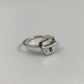 Anel em prata 925 polida (clara) ou oxidada (escura). Para outras medidas entre em contato. Embalagem em estojo de madeira. Esta é uma joia de prata 925 produzida com uma liga conhecida internacionalmente com STERLING SILVER – 925, o que significa que ela é constituída de 92,5% de prata pura, garantindo a qualidade do material utilizado.