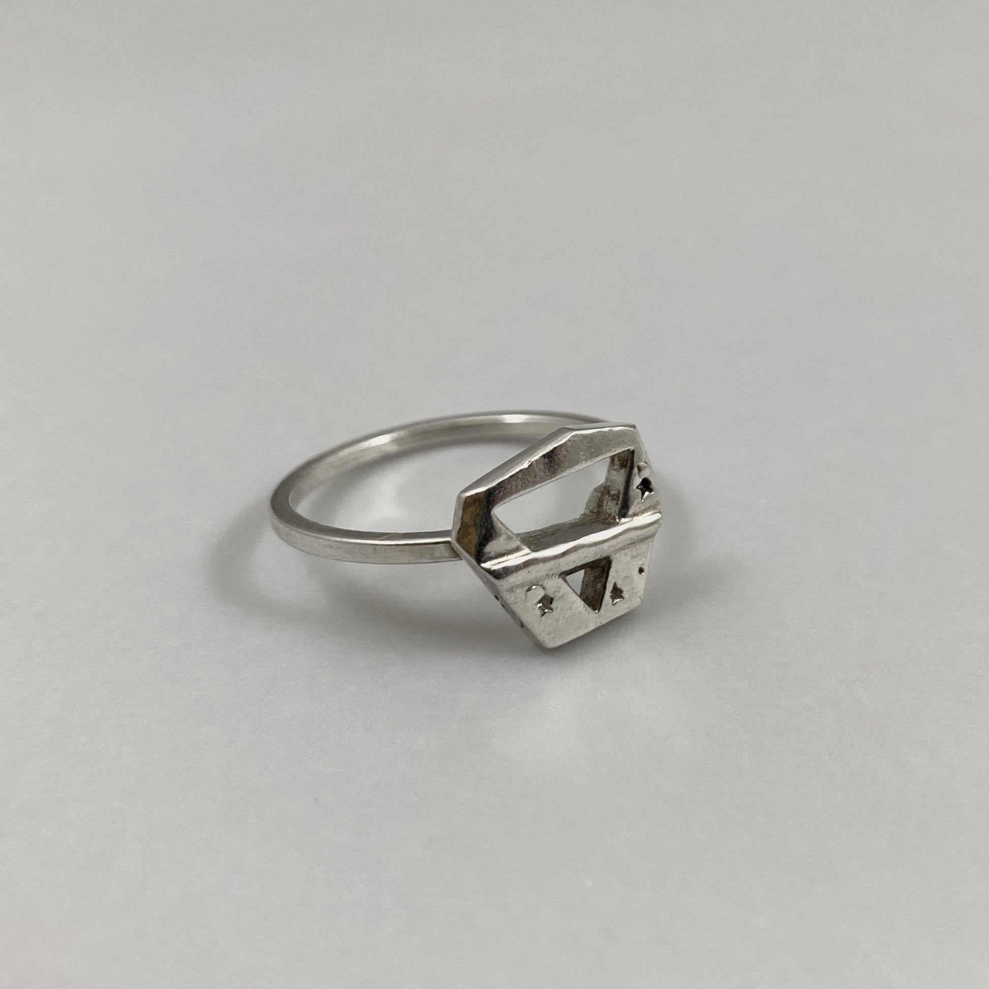 Anel em prata 925 polida (clara) ou oxidada (escura). Para outras medidas entre em contato. Embalagem em estojo de madeira. Esta é uma joia de prata 925 produzida com uma liga conhecida internacionalmente com STERLING SILVER – 925, o que significa que ela é constituída de 92,5% de prata pura, garantindo a qualidade do material utilizado.