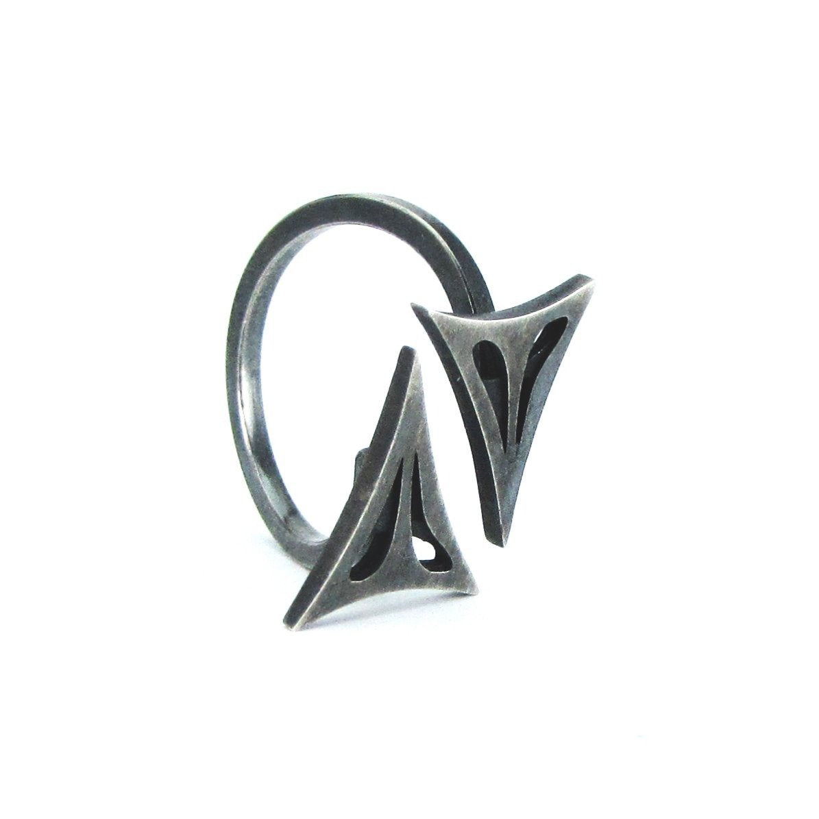 Anel em prata 925 oxidada (escura) regulável. Embalagem em estojo de madeira. Esta é uma joia de prata 925 produzida com uma liga conhecida internacionalmente com STERLING SILVER – 925, o que significa que ela é constituída de 92,5% de prata pura, garantindo a qualidade do material utilizado.