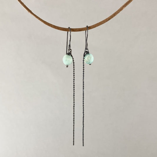 Brinco com gancho anzol, pedra amazonita. Corrente bolinha prata 925 oxidada (escura) 6,5cm. Embalagem de algodão Santacosta. Esta é uma joia de prata 925 produzida com uma liga conhecida internacionalmente com STERLING SILVER – 925, o que significa que ela é constituída de 92,5% de prata pura, garantindo a qualidade do material utilizado. Por se tratar de pedras naturais, podem apresentar variações na coloração.