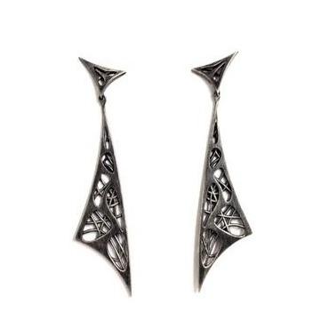 Brinco nanquim em prata 925 oxidada. Embalagem em estojo de madeira. Esta é uma joia de prata 925 produzida com uma liga conhecida internacionalmente com STERLING SILVER – 925, o que significa que ela é constituída de 92,5% de prata pura, garantindo a qualidade do material utilizado.