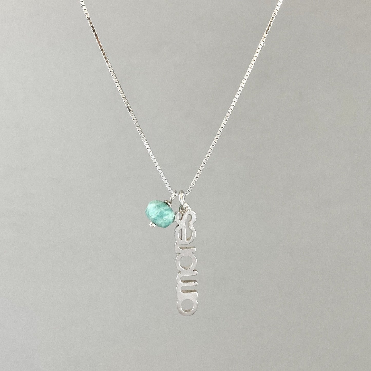 Colar em corrente veneziana e pingente amores em prata 925 polida (clara), com pedras amazonita e ágata verde. Comprimento: 45 cm. Embalagem de algodão Santacosta. Esta é uma joia de prata 925 produzida com uma liga conhecida internacionalmente com STERLING SILVER – 925, o que significa que ela é constituída de 92,5% de prata pura, garantindo a qualidade do material utilizado. Por se tratar de pedras naturais, podem apresentar variações na coloração.