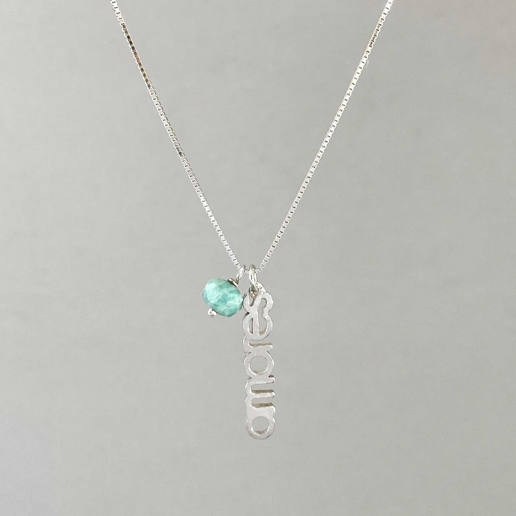 Colar em corrente veneziana e pingente amores em prata 925 polida (clara), com pedras amazonita e ágata verde. Comprimento: 45 cm. Embalagem de algodão Santacosta. Esta é uma joia de prata 925 produzida com uma liga conhecida internacionalmente com STERLING SILVER – 925, o que significa que ela é constituída de 92,5% de prata pura, garantindo a qualidade do material utilizado. Por se tratar de pedras naturais, podem apresentar variações na coloração.