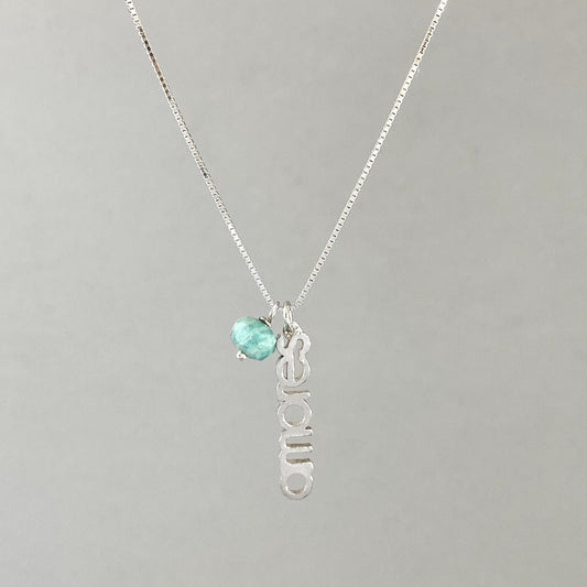 Colar em corrente veneziana e pingente amores em prata 925 polida (clara), com pedras amazonita e ágata verde. Comprimento: 45 cm. Embalagem de algodão Santacosta. Esta é uma joia de prata 925 produzida com uma liga conhecida internacionalmente com STERLING SILVER – 925, o que significa que ela é constituída de 92,5% de prata pura, garantindo a qualidade do material utilizado. Por se tratar de pedras naturais, podem apresentar variações na coloração.