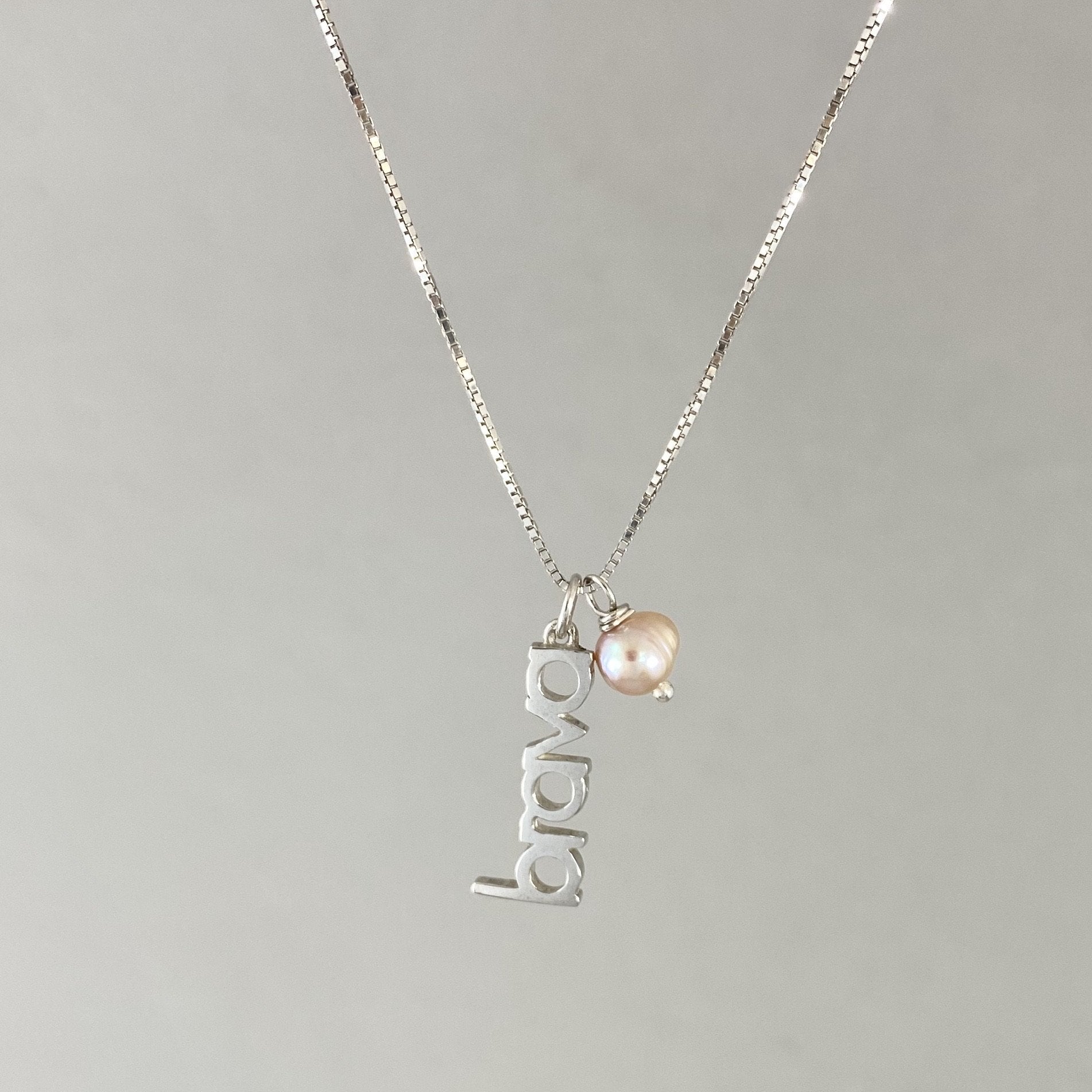 Colar em corrente veneziana e pingente brava em prata 925 polida (clara), com pedra pérola rosa. Comprimento: 45 cm. Embalagem de algodão Santacosta. Esta é uma joia de prata 925 produzida com uma liga conhecida internacionalmente com STERLING SILVER – 925, o que significa que ela é constituída de 92,5% de prata pura, garantindo a qualidade do material utilizado. Por se tratar de pedras naturais, podem apresentar variações na coloração.