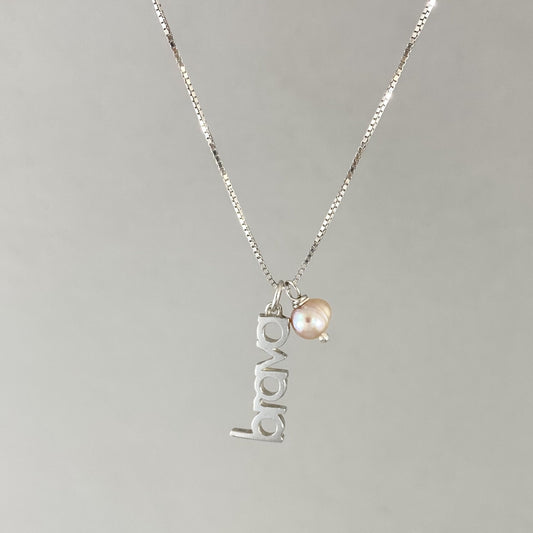 Colar em corrente veneziana e pingente brava em prata 925 polida (clara), com pedra pérola rosa. Comprimento: 45 cm. Embalagem de algodão Santacosta. Esta é uma joia de prata 925 produzida com uma liga conhecida internacionalmente com STERLING SILVER – 925, o que significa que ela é constituída de 92,5% de prata pura, garantindo a qualidade do material utilizado. Por se tratar de pedras naturais, podem apresentar variações na coloração.