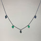 Colar corrente cartier redonda prata 925 oxidada (escura), com pingentes em pedras ágata verde e pérola negra. Comprimento: 38cm. Embalagem em envelope de tecido, com cartão postal Amor Maior. Esta é uma joia de prata 925 produzida com uma liga conhecida internacionalmente com STERLING SILVER – 925, o que significa que ela é constituída de 92,5% de prata pura, garantindo a qualidade do material utilizado. Por se tratar de pedras naturais, podem apresentar variações na coloração.