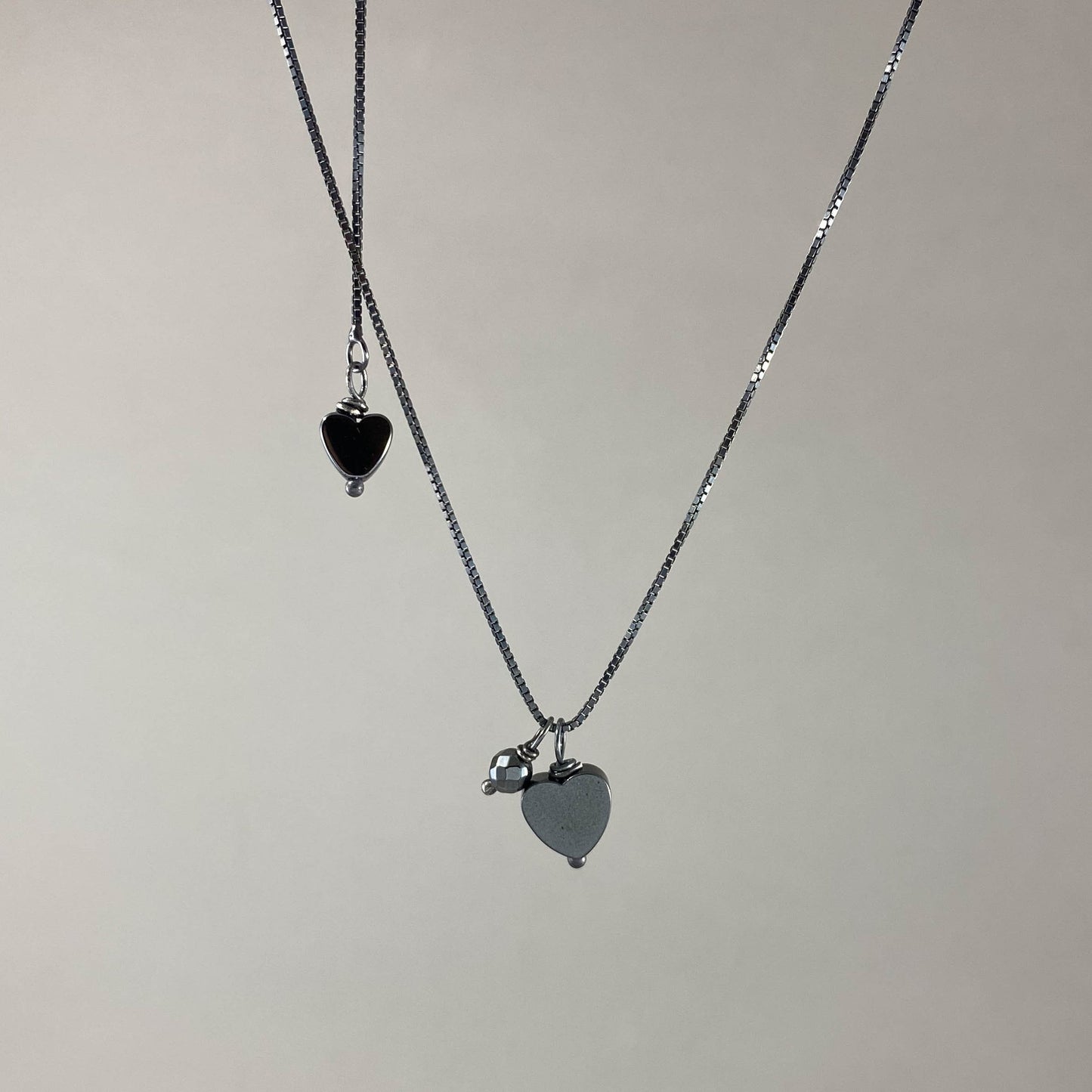 Colar corrente veneziana prata 925 oxidada (escura), com pingentes em pedras hematita. Comprimento: 50cm. Embalagem em envelope de tecido, com cartão postal Amor Maior. Esta é uma joia de prata 925 produzida com uma liga conhecida internacionalmente com STERLING SILVER – 925, o que significa que ela é constituída de 92,5% de prata pura, garantindo a qualidade do material utilizado. Por se tratar de pedras naturais, podem apresentar variações na coloração.