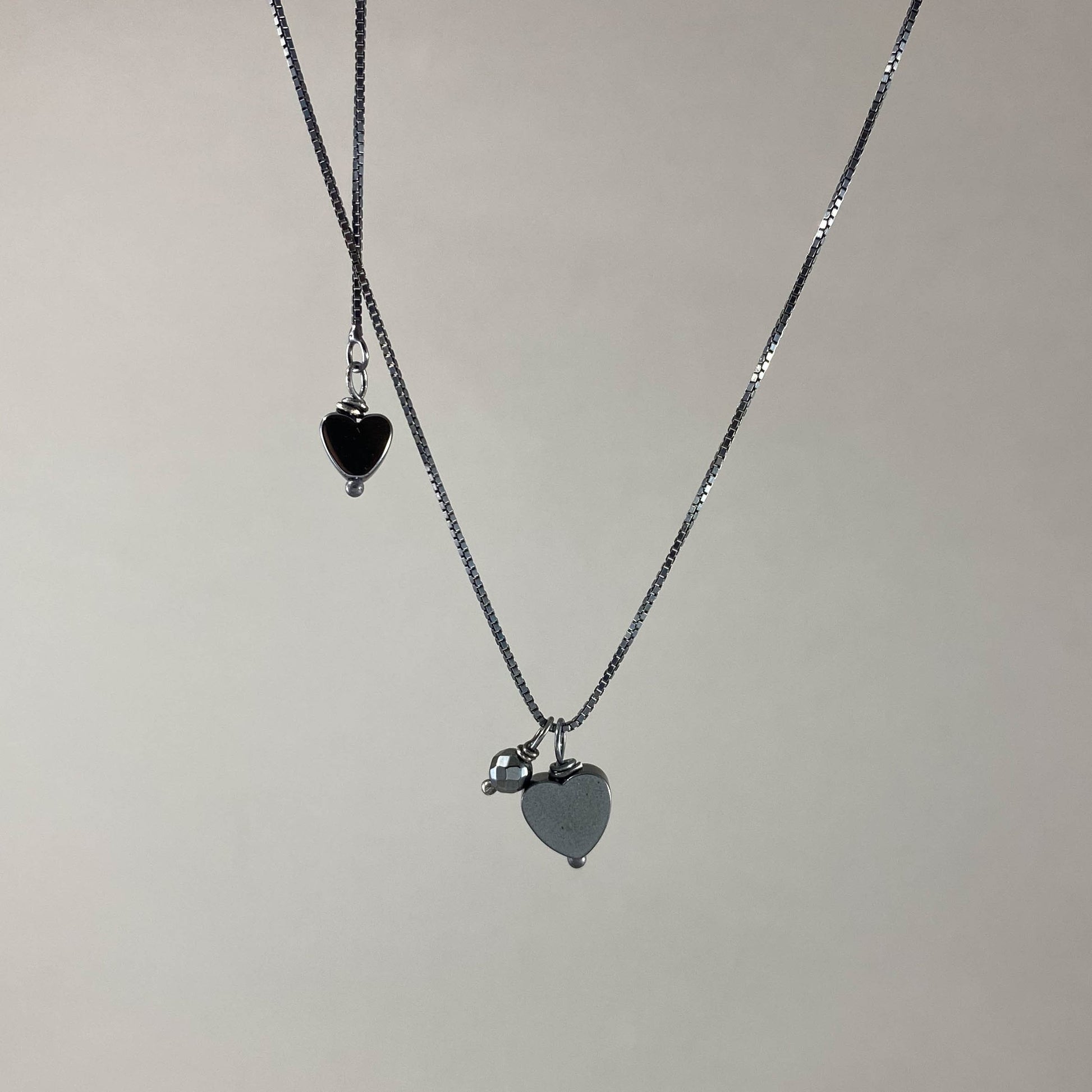 Colar corrente veneziana prata 925 oxidada (escura), com pingentes em pedras hematita. Comprimento: 50cm. Embalagem em envelope de tecido, com cartão postal Amor Maior. Esta é uma joia de prata 925 produzida com uma liga conhecida internacionalmente com STERLING SILVER – 925, o que significa que ela é constituída de 92,5% de prata pura, garantindo a qualidade do material utilizado. Por se tratar de pedras naturais, podem apresentar variações na coloração.