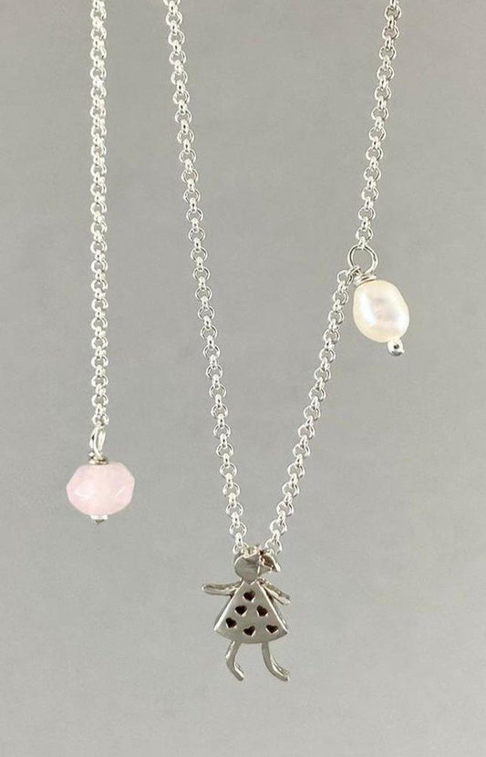 Colar corrente elo português mini prata 925 polida (clara), com pingente menina 14mm e detalhes em pedras pérolas e quartzo rosa. Comprimento em três regulagens: 35cm, 45cm e 50cm. Embalagem em envelope de tecido, com cartão postal Amor Maior. Esta é uma joia de prata 925 produzida com uma liga conhecida internacionalmente com STERLING SILVER – 925, o que significa que ela é constituída de 92,5% de prata pura, garantindo a qualidade do material utilizado. Por se tratar de pedras naturais, podem apresentar v