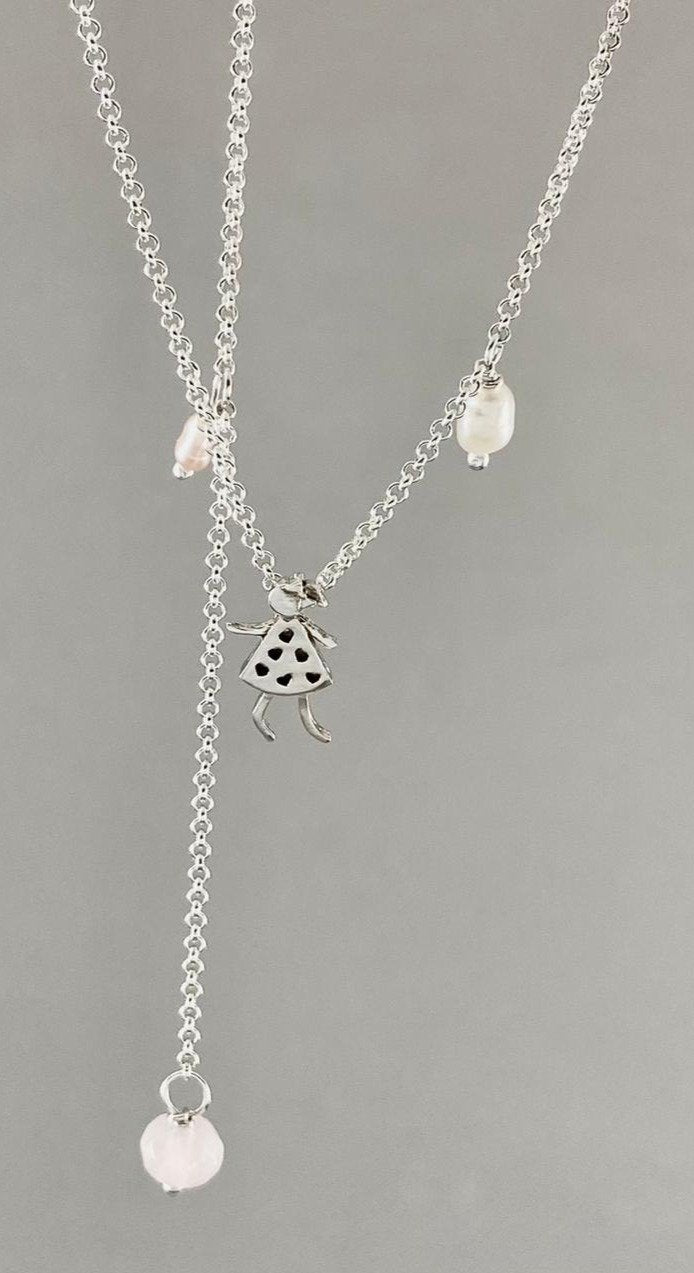 Colar corrente elo português mini prata 925 polida (clara), com pingente menina 14mm e detalhes em pedras pérolas e quartzo rosa. Comprimento em três regulagens: 35cm, 45cm e 50cm. Embalagem em envelope de tecido, com cartão postal Amor Maior. Esta é uma joia de prata 925 produzida com uma liga conhecida internacionalmente com STERLING SILVER – 925, o que significa que ela é constituída de 92,5% de prata pura, garantindo a qualidade do material utilizado. Por se tratar de pedras naturais, podem apresentar v