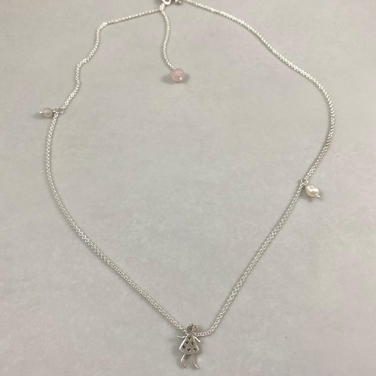 Colar corrente elo português mini prata 925 polida (clara), com pingente menina 14mm e detalhes em pedras pérolas e quartzo rosa. Comprimento em três regulagens: 35cm, 45cm e 50cm. Embalagem em envelope de tecido, com cartão postal Amor Maior. Esta é uma joia de prata 925 produzida com uma liga conhecida internacionalmente com STERLING SILVER – 925, o que significa que ela é constituída de 92,5% de prata pura, garantindo a qualidade do material utilizado. Por se tratar de pedras naturais, podem apresentar v
