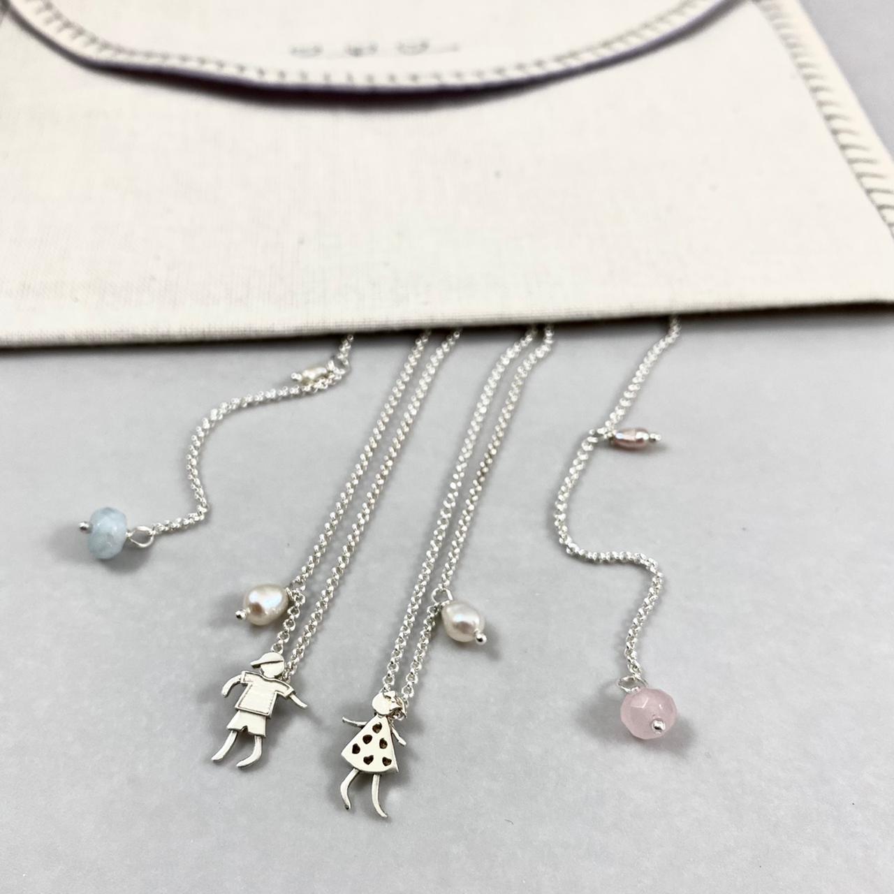 Colar corrente elo português mini prata 925 polida (clara), com pingente menina 14mm e detalhes em pedras pérolas e quartzo rosa. Comprimento em três regulagens: 35cm, 45cm e 50cm. Embalagem em envelope de tecido, com cartão postal Amor Maior. Esta é uma joia de prata 925 produzida com uma liga conhecida internacionalmente com STERLING SILVER – 925, o que significa que ela é constituída de 92,5% de prata pura, garantindo a qualidade do material utilizado. Por se tratar de pedras naturais, podem apresentar v