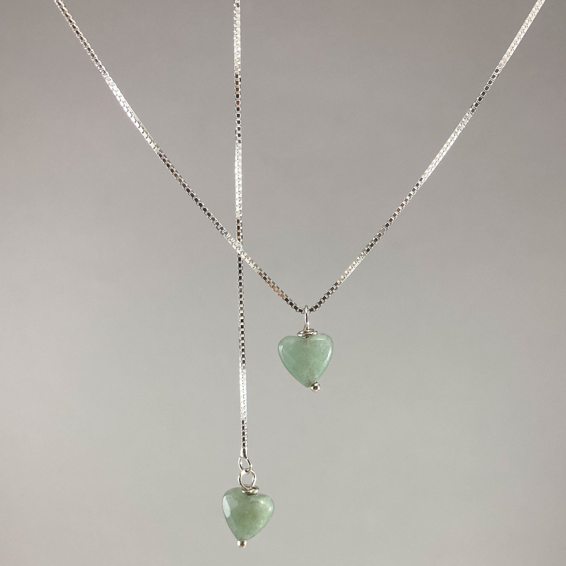 Colar corrente veneziana prata 925 polida (clara), com pingentes em pedras coração quartzo verde. Comprimento: 45cm. Embalagem em envelope de tecido, com cartão postal Amor Maior. Esta é uma joia de prata 925 produzida com uma liga conhecida internacionalmente com STERLING SILVER – 925, o que significa que ela é constituída de 92,5% de prata pura, garantindo a qualidade do material utilizado. Por se tratar de pedras naturais, podem apresentar variações na coloração.