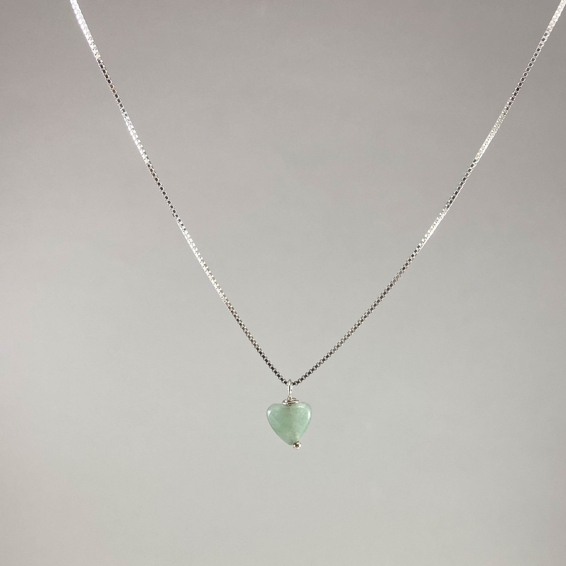 Colar corrente veneziana prata 925 polida (clara), com pingentes em pedras coração quartzo verde. Comprimento: 45cm. Embalagem em envelope de tecido, com cartão postal Amor Maior. Esta é uma joia de prata 925 produzida com uma liga conhecida internacionalmente com STERLING SILVER – 925, o que significa que ela é constituída de 92,5% de prata pura, garantindo a qualidade do material utilizado. Por se tratar de pedras naturais, podem apresentar variações na coloração.