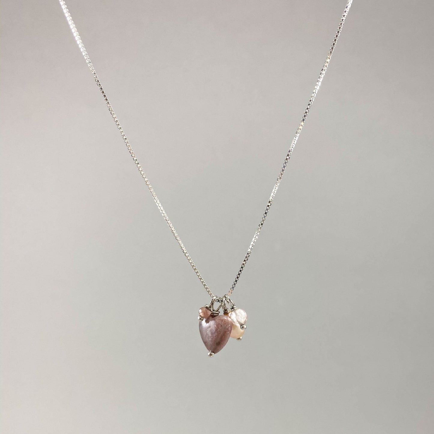 Colar corrente veneziana prata 925 oxidada (escura) e polida (clara), com pingentes em pedras coração rodocrosita, quartzo cereja e pérolas rosa. Comprimento: 50cm. Embalagem em envelope de tecido, com cartão postal Amor Maior. Esta é uma joia de prata 925 produzida com uma liga conhecida internacionalmente com STERLING SILVER – 925, o que significa que ela é constituída de 92,5% de prata pura, garantindo a qualidade do material utilizado. Por se tratar de pedras naturais, podem apresentar variações na colo