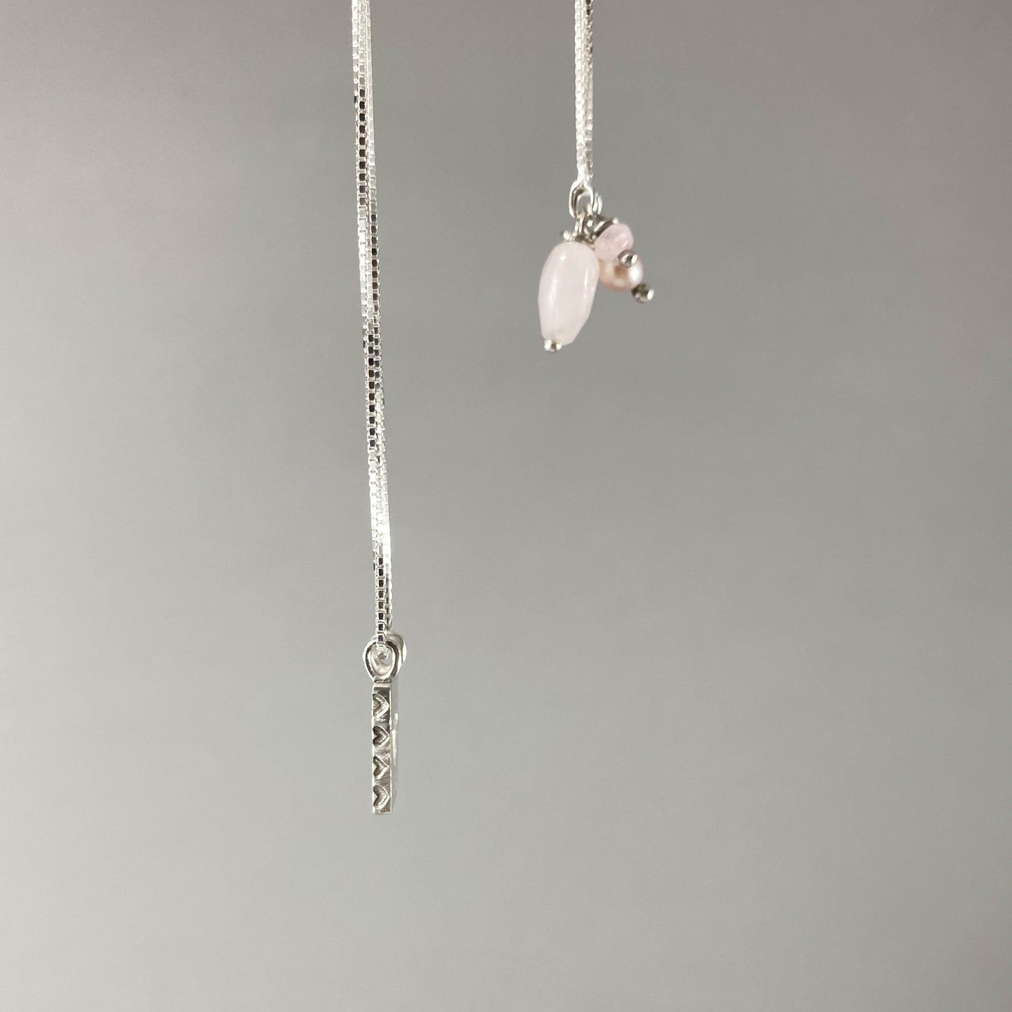 Colar corrente veneziana prata 925 polida (clara) com pingentes em pedras coração quartzo rosa, pérola rosa e placa coração vazado em prata 925 polida (clara). Comprimento: 70cm. Embalagem em envelope de tecido, com cartão postal Amor Maior. Esta é uma joia de prata 925 produzida com uma liga conhecida internacionalmente com STERLING SILVER – 925, o que significa que ela é constituída de 92,5% de prata pura, garantindo a qualidade do material utilizado. Por se tratar de pedras naturais, podem apresentar var