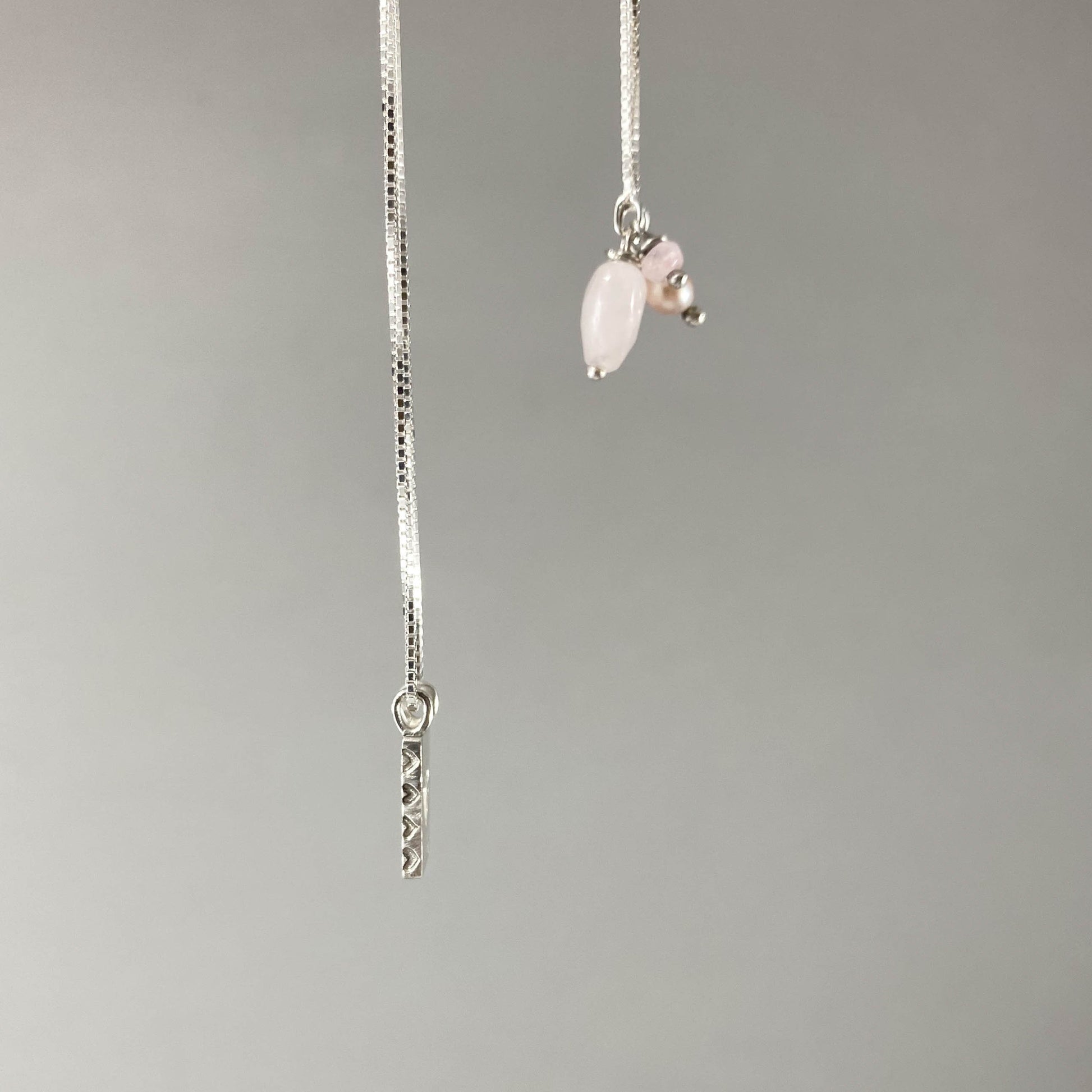Colar corrente veneziana prata 925 polida (clara) com pingentes em pedras coração quartzo rosa, pérola rosa e placa coração vazado em prata 925 polida (clara). Comprimento: 70cm. Embalagem em envelope de tecido, com cartão postal Amor Maior. Esta é uma joia de prata 925 produzida com uma liga conhecida internacionalmente com STERLING SILVER – 925, o que significa que ela é constituída de 92,5% de prata pura, garantindo a qualidade do material utilizado. Por se tratar de pedras naturais, podem apresentar var