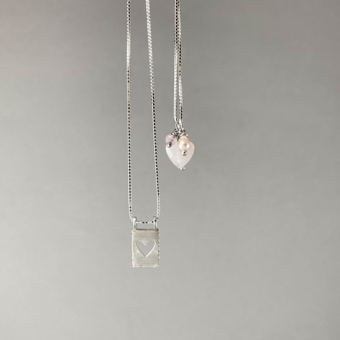 Colar corrente veneziana prata 925 polida (clara) com pingentes em pedras coração quartzo rosa, pérola rosa e placa coração vazado em prata 925 polida (clara). Comprimento: 70cm. Embalagem em envelope de tecido, com cartão postal Amor Maior. Esta é uma joia de prata 925 produzida com uma liga conhecida internacionalmente com STERLING SILVER – 925, o que significa que ela é constituída de 92,5% de prata pura, garantindo a qualidade do material utilizado. Por se tratar de pedras naturais, podem apresentar var
