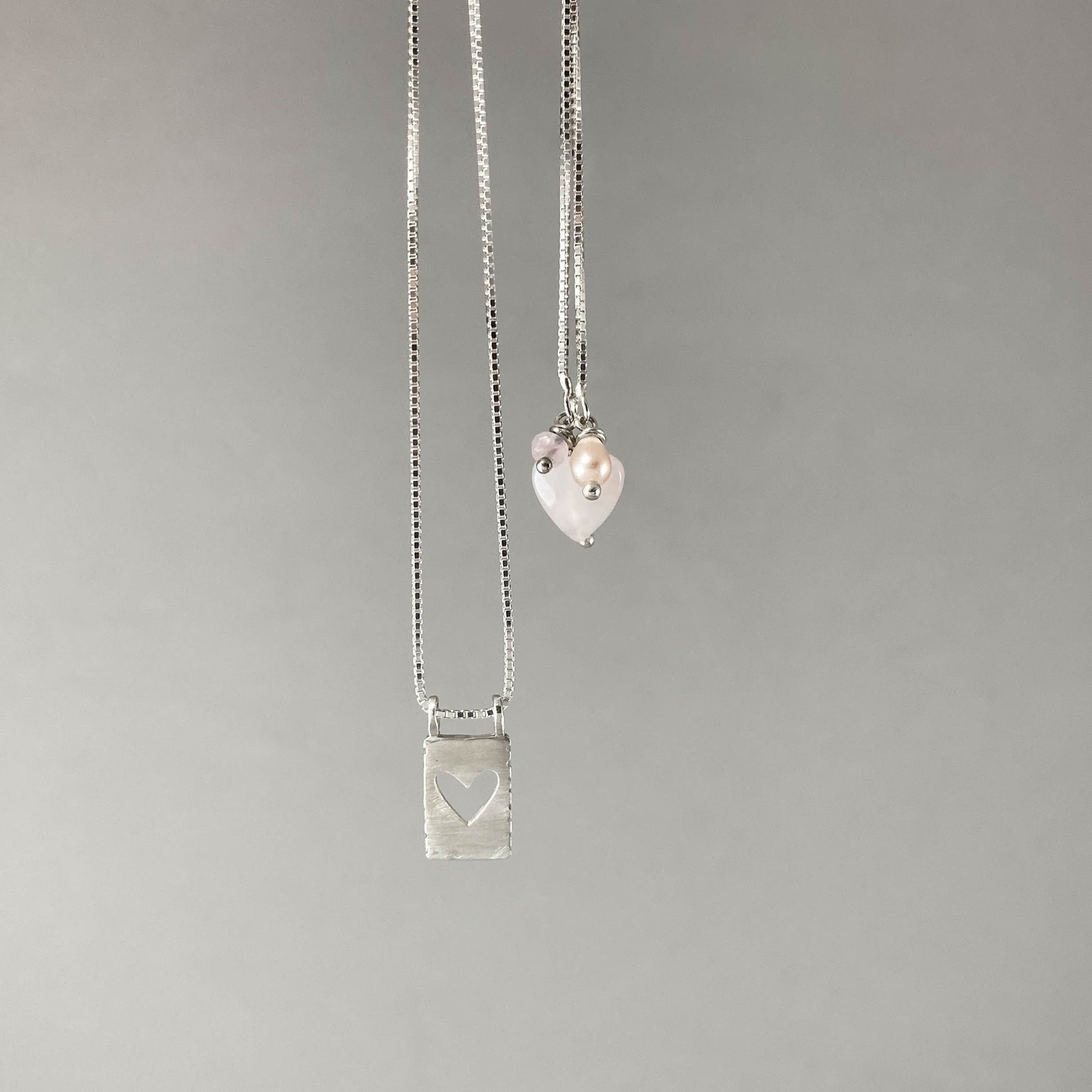 Colar corrente veneziana prata 925 polida (clara) com pingentes em pedras coração quartzo rosa, pérola rosa e placa coração vazado em prata 925 polida (clara). Comprimento: 70cm. Embalagem em envelope de tecido, com cartão postal Amor Maior. Esta é uma joia de prata 925 produzida com uma liga conhecida internacionalmente com STERLING SILVER – 925, o que significa que ela é constituída de 92,5% de prata pura, garantindo a qualidade do material utilizado. Por se tratar de pedras naturais, podem apresentar var