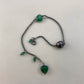 Pulseira corrente cartier redonda prata 925 oxidada (escura), com pingentes em pedras coração ágata verde e pérola negra. Comprimento: regulagem entre 15cm e 18cm. Para outras medidas entre em contato. Embalagem em envelope de tecido, com cartão postal Amor Maior. Esta é uma joia de prata 925 produzida com uma liga conhecida internacionalmente com STERLING SILVER – 925, o que significa que ela é constituída de 92,5% de prata pura, garantindo a qualidade do material utilizado. Por se tratar de pedras naturai