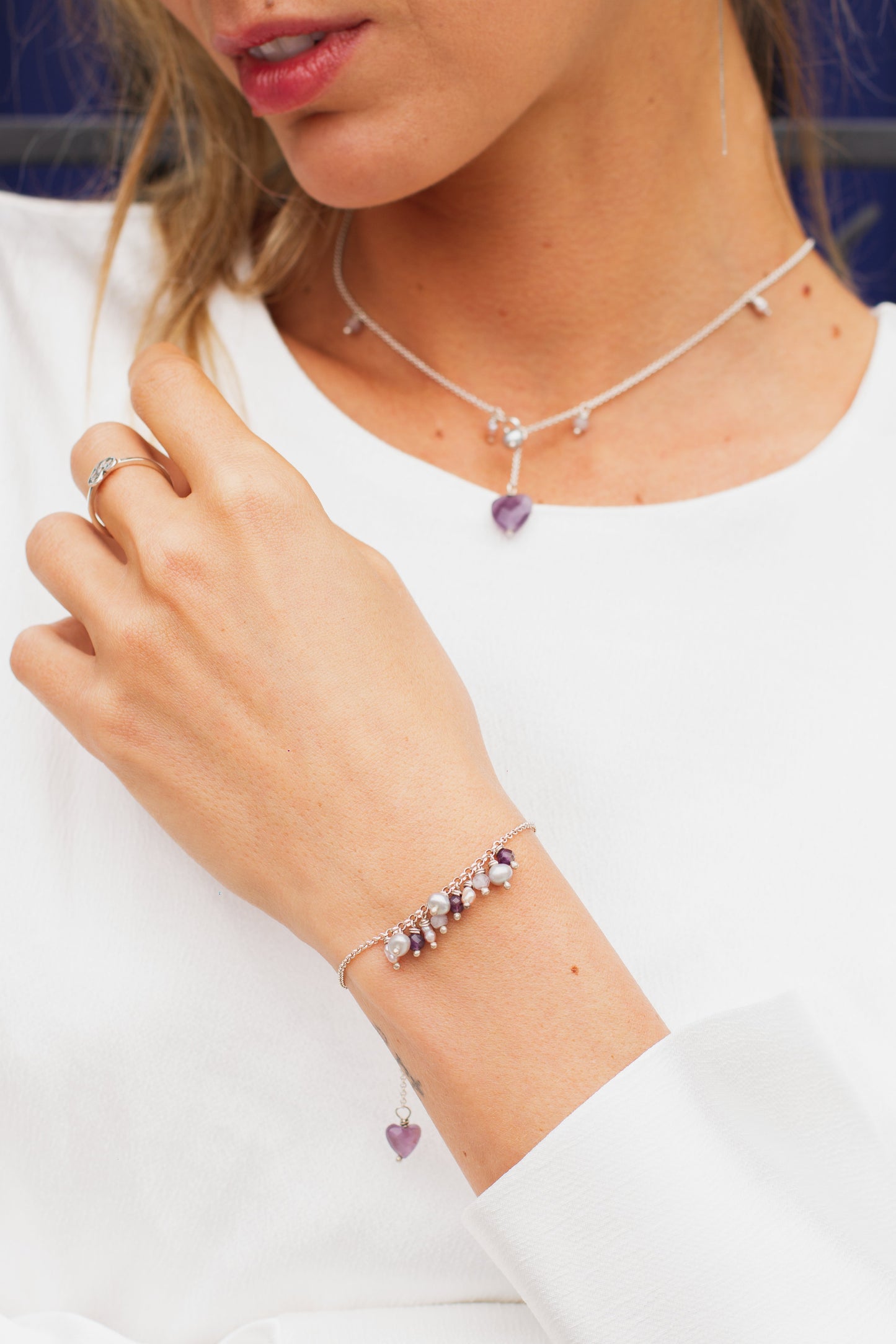 Pulseira corrente elo português em prata 925 polida (clara), com pedras ametista lavanda, pérolas e ametista. Comprimento: regulagem entre 15cm e 18cm. Para outras medidas entre em contato. Embalagem em envelope de tecido, com cartão postal Amor Maior. Esta é uma joia de prata 925 produzida com uma liga conhecida internacionalmente com STERLING SILVER – 925, o que significa que ela é constituída de 92,5% de prata pura, garantindo a qualidade do material utilizado. Por se tratar de pedras naturais, podem apr