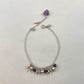 Pulseira corrente elo português em prata 925 polida (clara), com pedras ametista lavanda, pérolas e ametista. Comprimento: regulagem entre 15cm e 18cm. Para outras medidas entre em contato. Embalagem em envelope de tecido, com cartão postal Amor Maior. Esta é uma joia de prata 925 produzida com uma liga conhecida internacionalmente com STERLING SILVER – 925, o que significa que ela é constituída de 92,5% de prata pura, garantindo a qualidade do material utilizado. Por se tratar de pedras naturais, podem apr