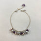 Pulseira corrente elo português em prata 925 polida (clara), com pedras ametista lavanda, pérolas e ametista. Comprimento: regulagem entre 15cm e 18cm. Para outras medidas entre em contato. Embalagem em envelope de tecido, com cartão postal Amor Maior. Esta é uma joia de prata 925 produzida com uma liga conhecida internacionalmente com STERLING SILVER – 925, o que significa que ela é constituída de 92,5% de prata pura, garantindo a qualidade do material utilizado. Por se tratar de pedras naturais, podem apr