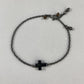 Pulseira corrente cartier em prata 925 oxidada (escura), com pingentes em pedras cruz hematita (10 x 8 mm), hematita cobre e hematita chumbo fosco. Comprimento: regulagem entre 15cm e 18cm. Para outras medidas entre em contato. Embalagem em estojo de madeira. Esta é uma joia de prata 925 produzida com uma liga conhecida internacionalmente com STERLING SILVER – 925, o que significa que ela é constituída de 92,5% de prata pura, garantindo a qualidade do material utilizado. Por se tratar de pedras naturais, po