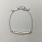 Pulseira corrente cartier em prata 925 polida (clara), com pedras pérola com água-marinha. Comprimento: regulagem entre 15cm e 18cm. Para outras medidas entre em contato. Embalagem de algodão Santacosta. Esta é uma joia de prata 925 produzida com uma liga conhecida internacionalmente com STERLING SILVER – 925, o que significa que ela é constituída de 92,5% de prata pura, garantindo a qualidade do material utilizado. Por se tratar de pedras naturais, podem apresentar variações na coloração.