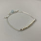Pulseira corrente cartier em prata 925 polida (clara), com pedras pérola com água-marinha. Comprimento: regulagem entre 15cm e 18cm. Para outras medidas entre em contato. Embalagem de algodão Santacosta. Esta é uma joia de prata 925 produzida com uma liga conhecida internacionalmente com STERLING SILVER – 925, o que significa que ela é constituída de 92,5% de prata pura, garantindo a qualidade do material utilizado. Por se tratar de pedras naturais, podem apresentar variações na coloração.