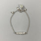 Pulseira corrente cartier em prata 925 polida (clara), com pedras pérola com água-marinha. Comprimento: regulagem entre 13cm e 15cm. Para outras medidas entre em contato. Embalagem de algodão Santacosta. Esta é uma joia de prata 925 produzida com uma liga conhecida internacionalmente com STERLING SILVER – 925, o que significa que ela é constituída de 92,5% de prata pura, garantindo a qualidade do material utilizado. Por se tratar de pedras naturais, podem apresentar variações na coloração.