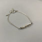 Pulseira corrente cartier em prata 925 polida (clara), com pedras pérola com água-marinha. Comprimento: regulagem entre 13cm e 15cm. Para outras medidas entre em contato. Embalagem de algodão Santacosta. Esta é uma joia de prata 925 produzida com uma liga conhecida internacionalmente com STERLING SILVER – 925, o que significa que ela é constituída de 92,5% de prata pura, garantindo a qualidade do material utilizado. Por se tratar de pedras naturais, podem apresentar variações na coloração.