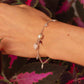 Pulseira corrente elo português aberto em prata 925 polida (clara), com pingentes em pedras quartzo rosa, pérola lilás, granada, quartzo cereja e rodocrosita. Comprimento: regulagem entre 15cm e 18cm. Para outras medidas entre em contato. Embalagem em envelope de tecido, com cartão postal Amor Maior. Esta é uma joia de prata 925 produzida com uma liga conhecida internacionalmente com STERLING SILVER – 925, o que significa que ela é constituída de 92,5% de prata pura, garantindo a qualidade do material utili