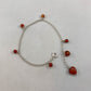 Pulseira corrente elo português prata 925 polida (clara), com pingentes em pedras ágata cornalina. Comprimento: regulagem entre 15cm e 18cm. Para outras medidas entre em contato. Embalagem em envelope de tecido, com cartão postal Amor Maior. Esta é uma joia de prata 925 produzida com uma liga conhecida internacionalmente com STERLING SILVER – 925, o que significa que ela é constituída de 92,5% de prata pura, garantindo a qualidade do material utilizado. Por se tratar de pedras naturais, podem apresentar var