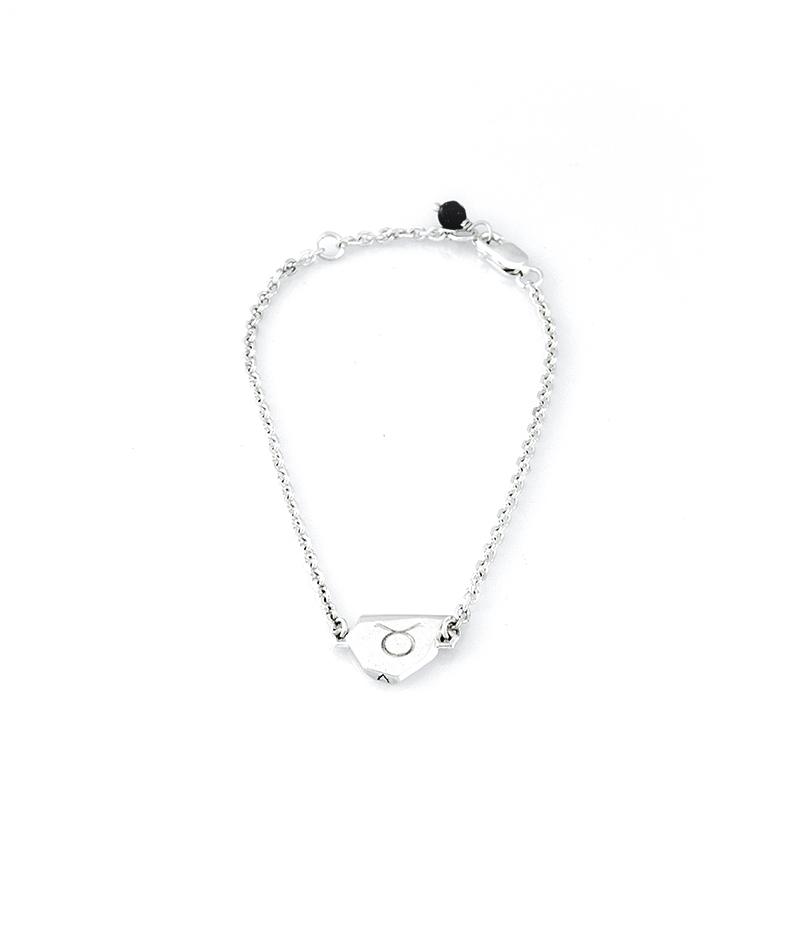  Pulseira Touro corrente cartier em prata 925 polida (clara) ou oxidada (escura), constelação (frente) e símbolo (verso). Detalhe no fecho em pedra Goldstone azul. Comprimento: regulagem entre 16cm e 18cm. Para outras medidas entre em contato. Embalagem em estojo de madeira. Esta é uma joia de prata 925 produzida com uma liga conhecida internacionalmente com STERLING SILVER – 925, o que significa que ela é constituída de 92,5% de prata pura, garantindo a qualidade do material utilizado. Por se tratar de ped