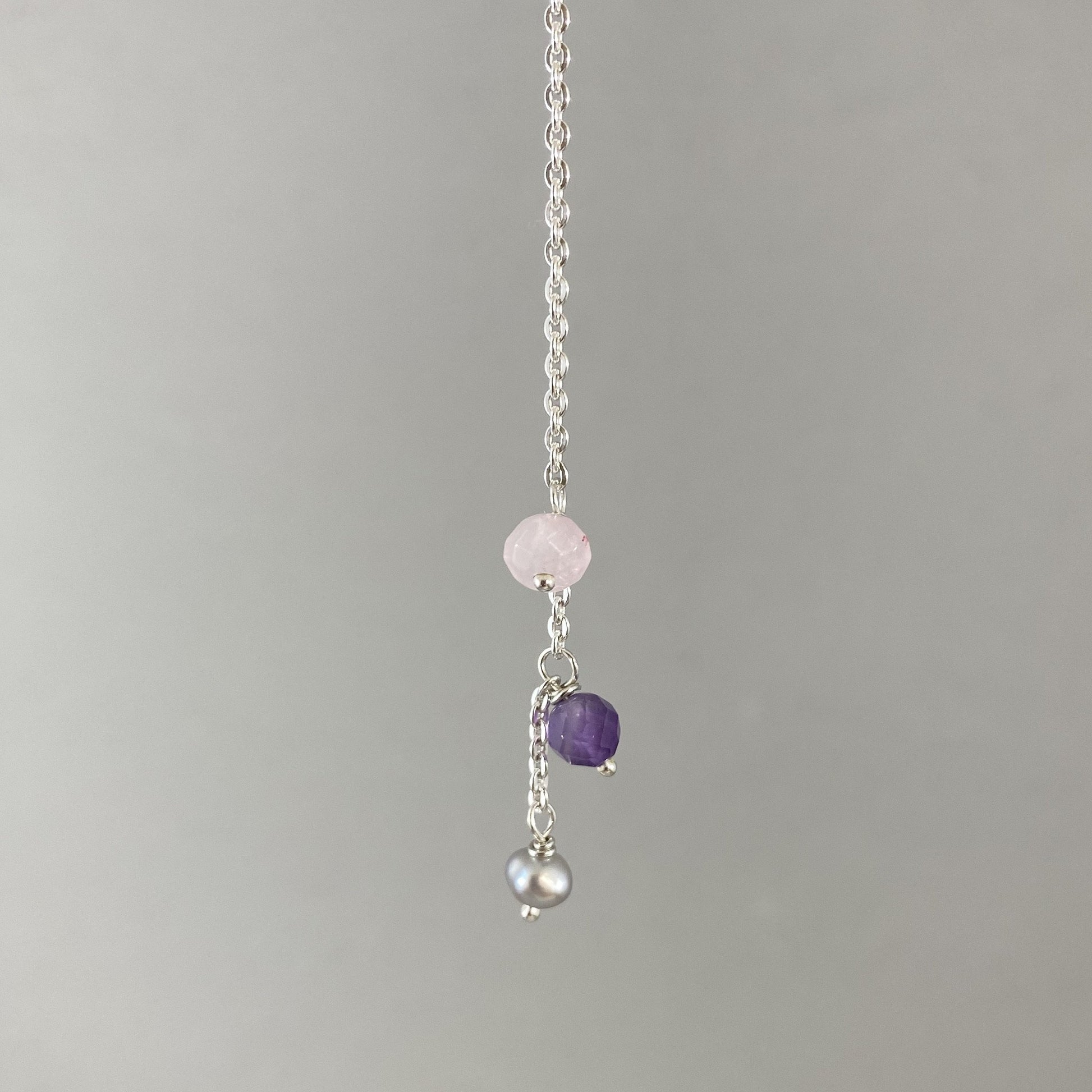 Tornozeleira corrente cartier em prata 925 polida (clara), com pedras pérola negra, rosa, ametista, quartzo rosa e pérola prata. Comprimento: regulagem entre 23cm e 25,5cm. Para outras medidas entre em contato. Embalagem de algodão Santacosta. Esta é uma joia de prata 925 produzida com uma liga conhecida internacionalmente com STERLING SILVER – 925, o que significa que ela é constituída de 92,5% de prata pura, garantindo a qualidade do material utilizado. Por se tratar de pedras naturais, podem apresentar v